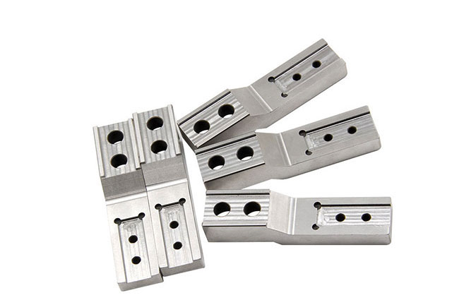 國(guó)外口罩緊缺，鋁型材口罩機(jī)框架定制加工廠家的為我們?cè)趺醋觯?></p><p>防護(hù)口罩緊俏，口罩機(jī)生產(chǎn)流水線的加工進(jìn)展跟不上生產(chǎn)制造提高的要求，銷(xiāo)售市場(chǎng)對(duì)鋁合金型材口罩機(jī)聲卡機(jī)架CNC金屬鋁加工的需要量非常大。做為一家鋁合金型材生產(chǎn)商，鑫創(chuàng)盟在這里一緊要關(guān)頭采用了下列方法來(lái)作出貢獻(xiàn)。</p><p>一。創(chuàng)立口罩機(jī)架構(gòu)設(shè)計(jì)部門(mén)，專(zhuān)業(yè)架構(gòu)設(shè)計(jì)方案工作中。</p><p>二。訂制鋁合金型材口罩機(jī)架構(gòu)的設(shè)備工程圖紙優(yōu)先選擇</p><p>三。創(chuàng)立鋁合金型材口罩機(jī)架構(gòu)生產(chǎn)制造加工組，推行加班制度，減少施工期</p><p>四。目前鋁合金型材及鋁型材配件優(yōu)先選擇用以口罩機(jī)框的生產(chǎn)制造加工</p><p>這類(lèi)布局進(jìn)一步提高了鋁合金型材口罩機(jī)架構(gòu)的生產(chǎn)量。盡管比較忙，但想起一線白衣戰(zhàn)士和許多地區(qū)買(mǎi)口罩的艱難，我們都為能在這個(gè)時(shí)候?yàn)樽约鹤鳇c(diǎn)什么覺(jué)得特別驕傲。這也是一種企業(yè)社會(huì)責(zé)任和重任。盡管大家很一般，但大家能做我們能做的。</p>		  <p>以上是<a href=