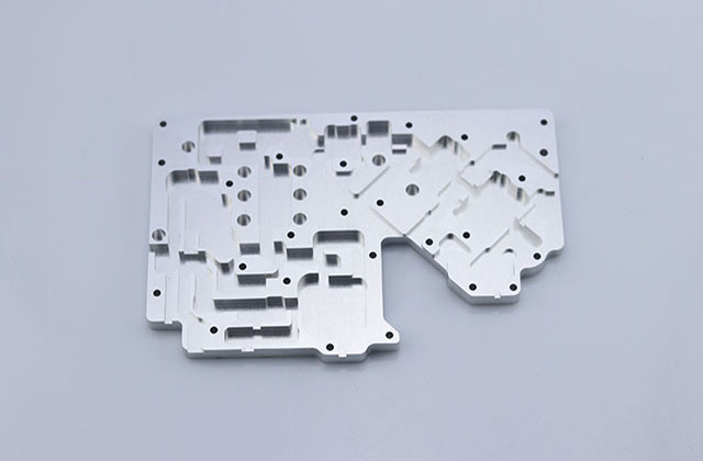 淺談一下CNC加工如何實現(xiàn)嚴格通訊零件的公差問題?