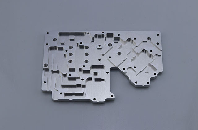 CNC數(shù)控機(jī)床在加工鋁料時，如何保證尺寸?